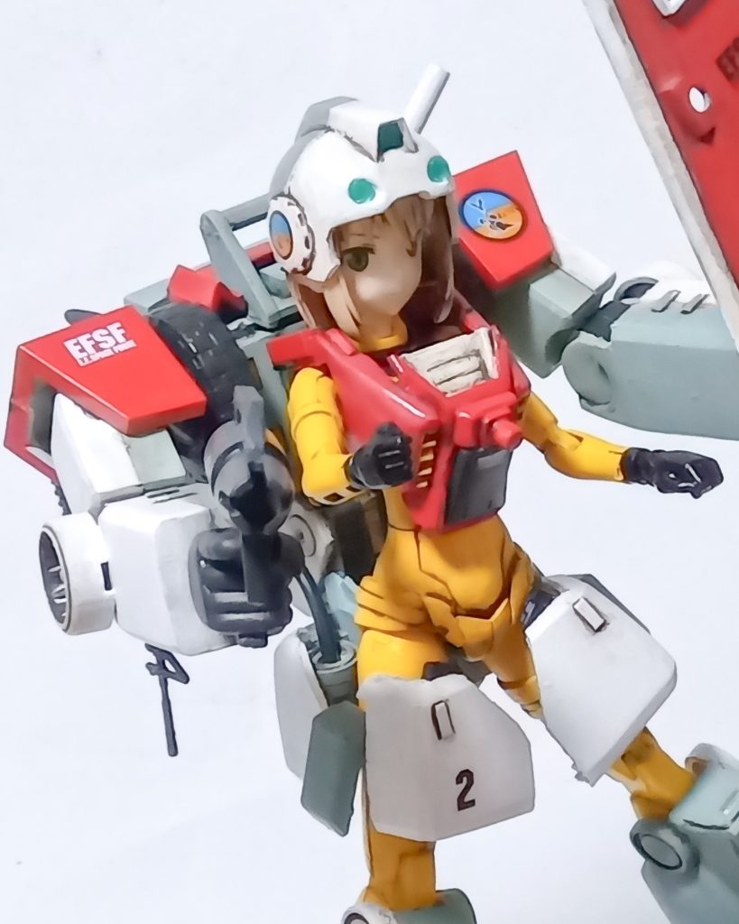 今回デカールでやらかしてまして、ヘルメットと肩のカンガルーのデカールは、トリントン基地MS中隊のエンブレムなので地上軍所属のはずです。しかし左肩にはEFSF、宇宙軍なわけです。なのでこの子の所属がおかしなことになっていますが、見なかったことにして下さい。
