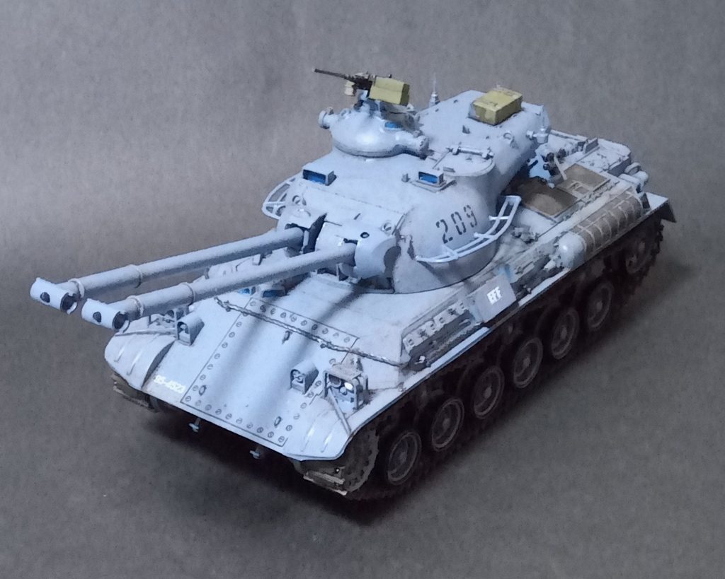 タミヤの1/35 61式戦車をベースに本来単装だった方を無理やり連装砲に換装しました。