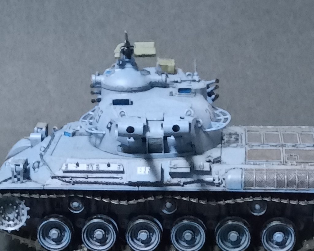 主砲は現実の61式戦車のものとかわりなく90mmです。ガンダムの方の61式戦車は155mmなので、ザクを倒すのはもっと難しい………