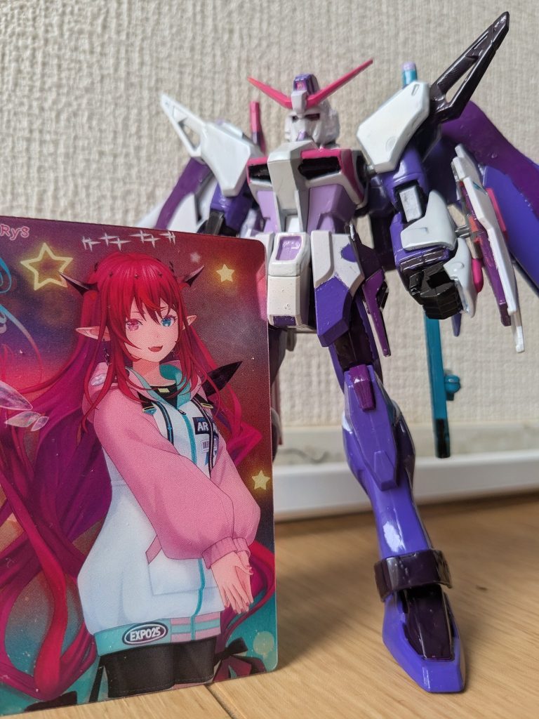 最後に、IRySご本人のカードとツーショットで１枚。皆さんが作ったものと合わせて、コラボ機体もほぼほぼ出揃った感じですが、あと１機！誰も作らないかな〜、でも自分で作るにも手に入るかな〜、と悩んでいるエピオン！コレばっかりは旧1/144ともいかないので、RGが手に入れば作ろうかなと考えております！先にどなたか作りたいという方、いらっしゃればお任せします（笑）&nbsp;以上、ホロライブ✕ガンダムコラボ第二弾より、IRySコラボカラーのディスティニーガンダムでした！ご覧いただき、ありがとうございました！！