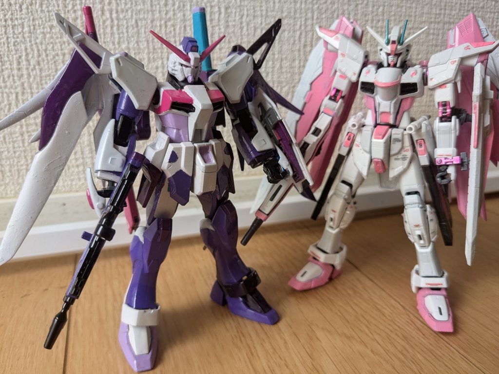 同シリーズの主役機であり、ホロライブコラボ第一弾で出ていた博衣こよりフリーダムとツーショットで１枚。シンプルっぽいこよりフリーダムと複雑だけどまとまりのあるIRySディスティニー。この並びがけっこうカッコいいんですよ！