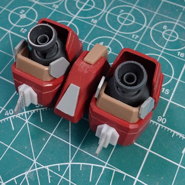 肩アーマーとバックパック、シールドの加工完了！これにてメッサーの全身改修が完了しました〜！お休みに入ったら1回サフ吹いて傷チェックですね〜！（4枚目）