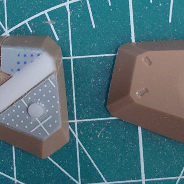 肩のパーツが気になっちゃったので各所の修整と一緒に思い切って予備パーツで再作成しました〜修整箇所は胸部、バックパック、肩アーマーです改修に失敗してもいいように兼余ったパーツは今後のミキシング用にってことでもう1機買ってたのはナイス判断...！(ちなみにすでにいくつかのパーツを予備パーツから作り直してたりします)肩アーマーのBeforeAfter写真も載せときます〜（4枚目）