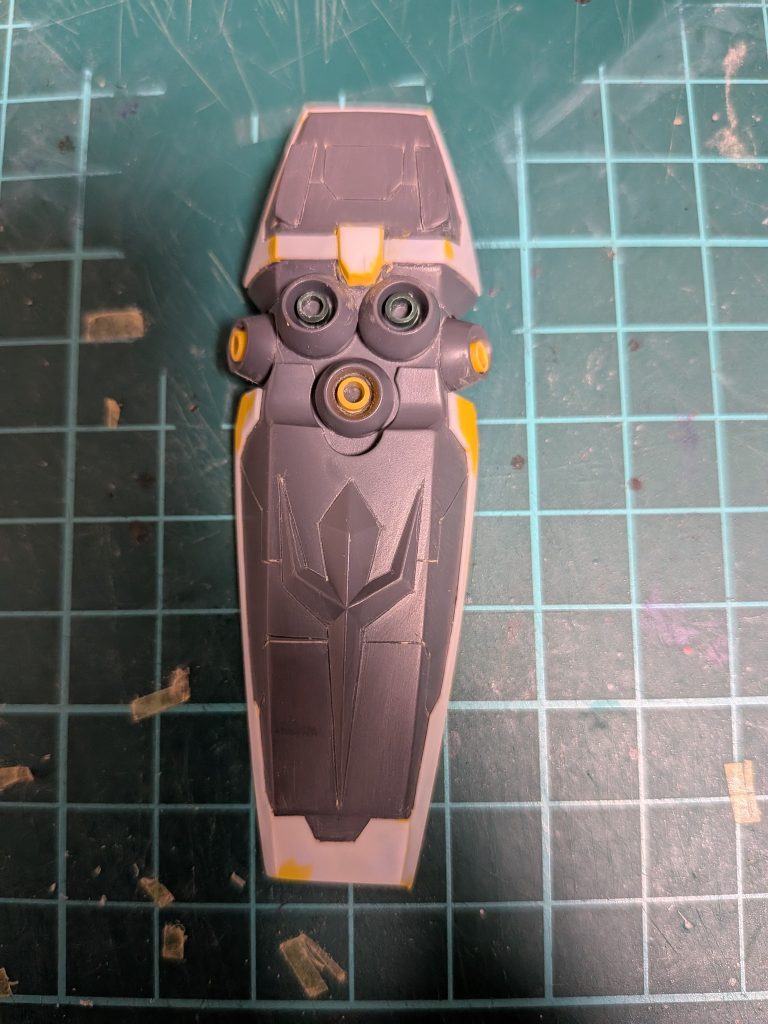 シールドがツルッとしていたのでREを参考に形状変更しました。