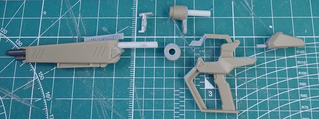 ビームライフルは分割、クリアパーツを仕込んだりしています