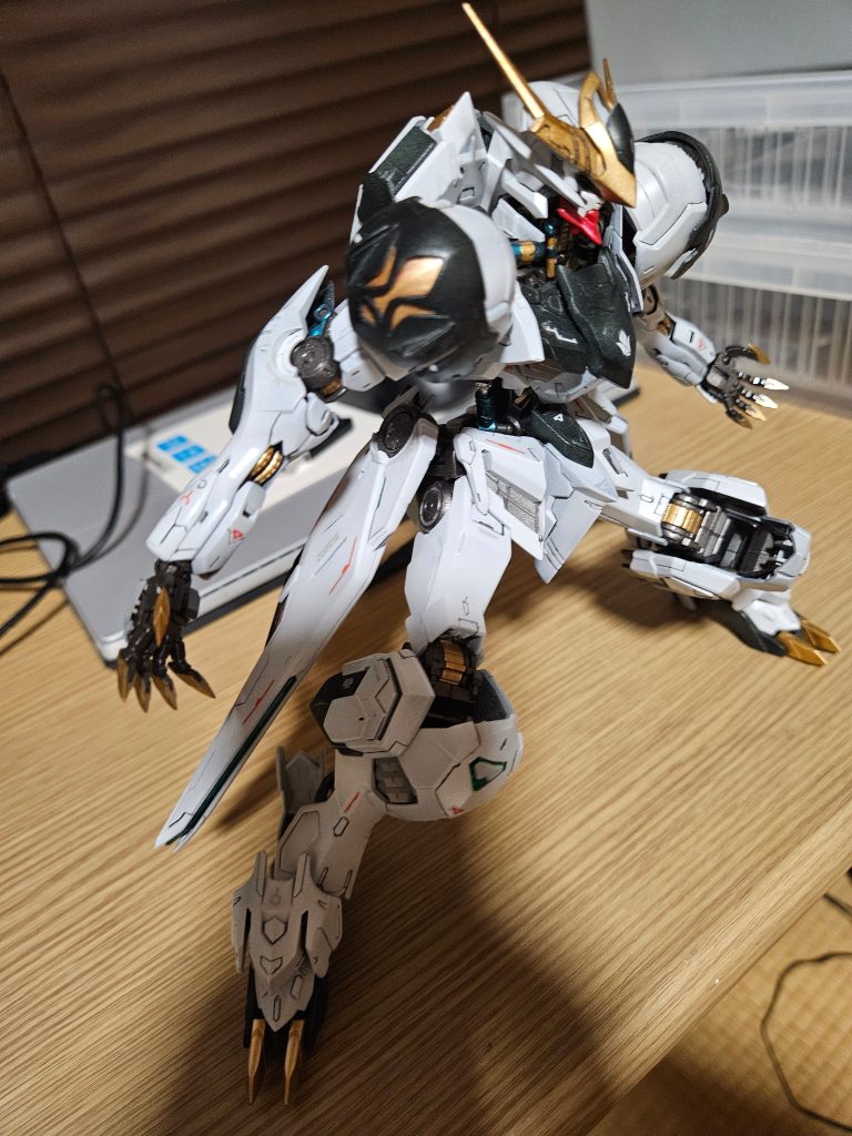 腰部のサイドアーマーのディティールは気にいってます。