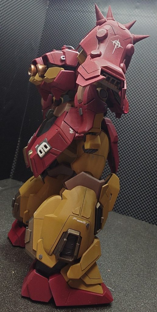 下からパシャリ右肩スパイクアーマーにはプラ板工作でスラスターを追加、リアスカートにはフレアディスペンサーのようなものをこちらもプラ板工作で追加しました(リアスカートの白いところ)フロントスカート、リアスカートに関しては少しサザビーを意識した加工を施しています