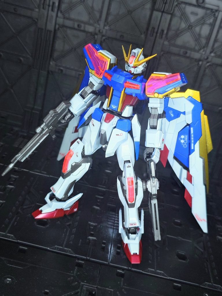 まずはベースのウイングパック形態。素体のビルドストライクエクシードギャラクシーは先日中古屋でまさかの定価販売してるのを見かけ、こりゃラッキーと買ったばかり🤩エントリーグレードは初めて作ったんですが、思ったより造形が細かくて驚きました。関節のボールジョイントも思ったより保持力あっていい感じ。