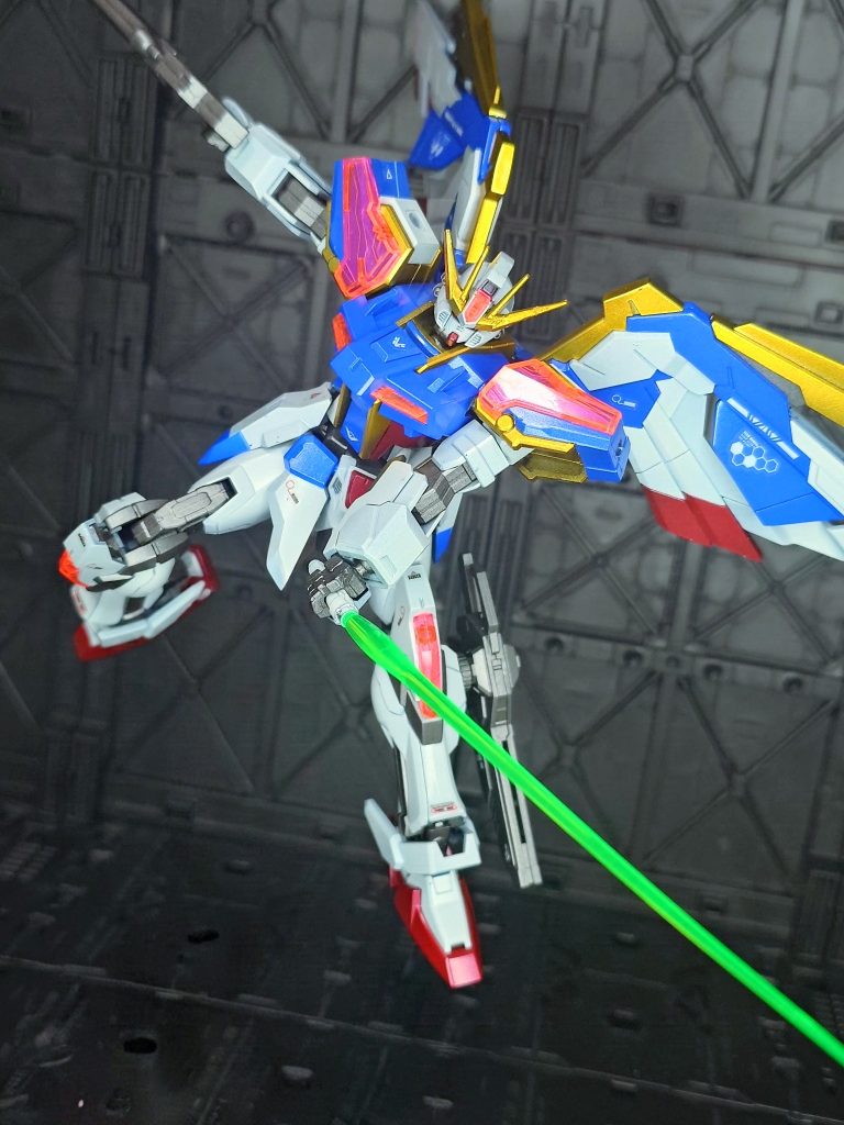何より驚いたのがバックパック接続用のジョイントパーツ『エクシードジョイント』。ストライク系のちょっと奥まった一軸穴に接続することで、一軸、二軸、Ｃ型ジョイントのどのバックパックでも接続できちゃう神パーツ。取説によればイオリ・セイがまだ見ぬ強敵との対戦を想定して用意した拡張性向上パーツなんだとか。最初は『へぇ』となんとなく見ていたんですが、続く一文『他規格のガンプラ装備とドッキング可能となる』でガタッてなりました（笑）