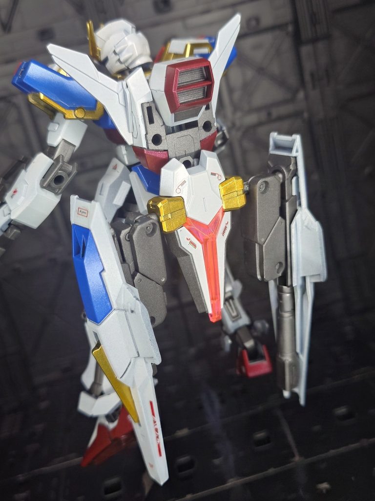 背面はこんな感じビルドストライクのスッキリ感を残しつつ、シールドをリアスカートの外部装甲風にしてサブウェポンのビームキャノンを装備しています。
