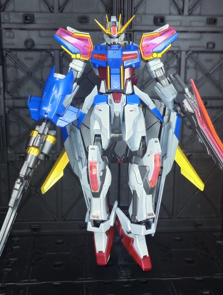 そんなこんなで第二形態のキャノンパック、お待ちかねバスターライフルも登場です😆バスターライフルは基本塗装色は同じでエネルギーカートリッジに金の差し色を加えてみました。今作の金パーツは、前作のカルラで覚えたエングレービング部分の塗装技法を転用。やっぱりキラッキラの金塗装めっちゃ気持ちいぃ🤤