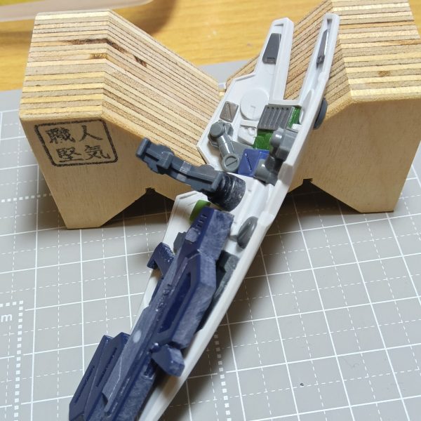 現在制作中のジムはスナイパーの予定なのでスナイパーライフルも用意してあるのですが、予備のビームライフルをシールド裏に固定出来るようにしましたシールド裏がスカスカで寂しかったのでジャンクパーツを使ってゴチャゴチャデコレートしてたら面白くてここまで密度を出せました………で、この写真を撮ってる時に気付いたんですけど、コレ塗り分けるの大変ですよねぇー💧あぁー、やっちまっあなぁー（笑）（3枚目）