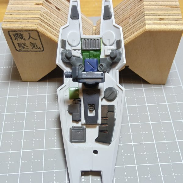 現在制作中のジムはスナイパーの予定なのでスナイパーライフルも用意してあるのですが、予備のビームライフルをシールド裏に固定出来るようにしましたシールド裏がスカスカで寂しかったのでジャンクパーツを使ってゴチャゴチャデコレートしてたら面白くてここまで密度を出せました………で、この写真を撮ってる時に気付いたんですけど、コレ塗り分けるの大変ですよねぇー💧あぁー、やっちまっあなぁー（笑）（4枚目）