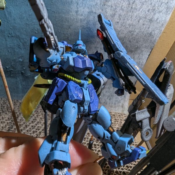 基本塗装終了。今回は墨入れの予定。リガズィが上からビーム射撃、待ち受けるギラドーガというジオラマの予定。結構うまく塗れたように思う（3枚目）