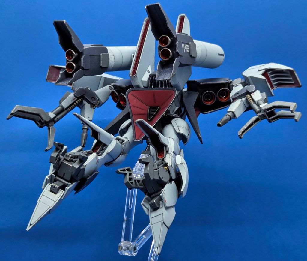 飛んでる後ろ姿は、何とも言えませんな♬腕もクローアームと、ビームサーベル・メガ粒子砲を装備してるし、各部のスラスターも機動力を感じさせますな！