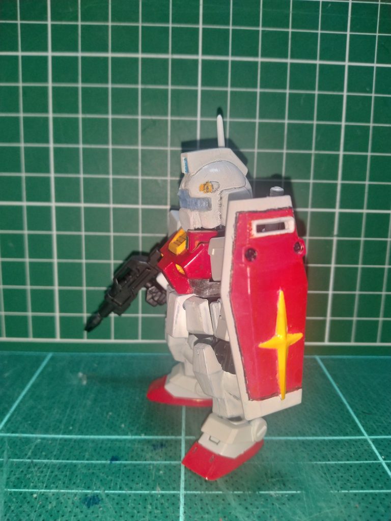シールドの十字は黄色です(gundam-kao5)