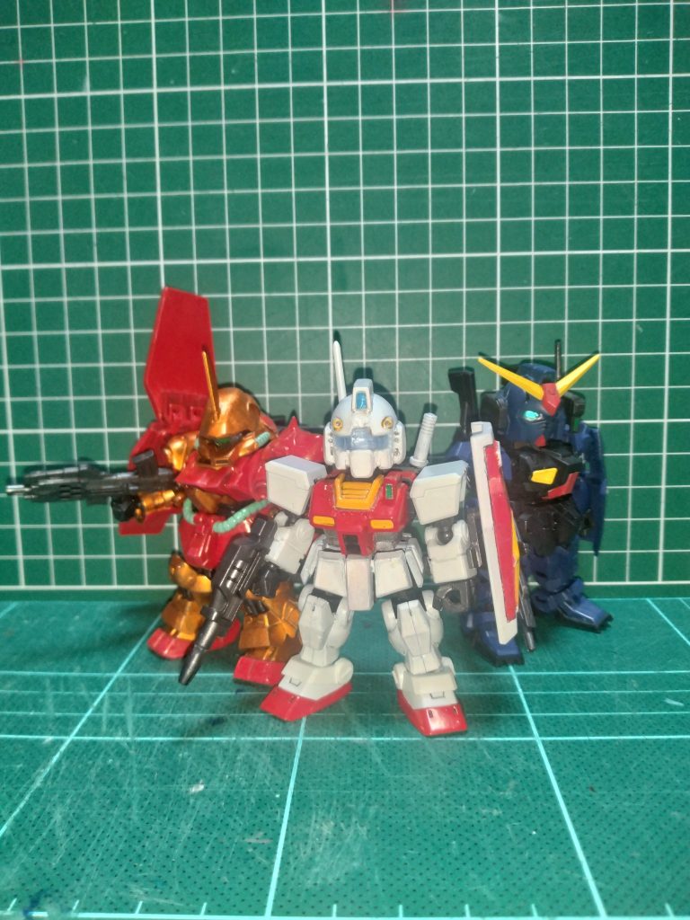 我が家のティターンズ機と並べました(gundam-kao3)グリーンのジムIIも好きですが、やっぱり赤の方がジムらしい気がします(gundam-kao5)一年戦争を勝利に導いたジムの直系改修機。ティターンズでは主に基地の防衛などで配備されている場合が多い気がします。エゥーゴでは最前線(gundam-kao5)両軍のMS事情が伺えます。すぐに撃ち落とされてしまう機体ですが、好きなMSの一機です。