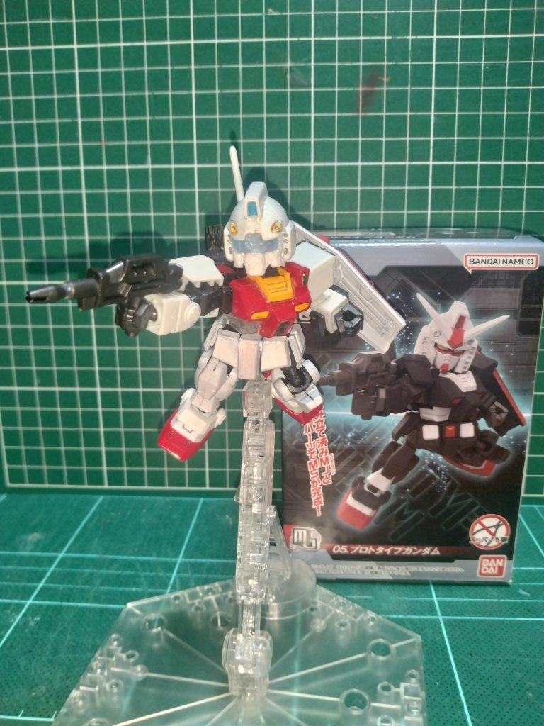 プロトタイプガンダムの胸部と足が残っていたので、ガンダムマーカー（赤）で塗装し、地球連邦軍カラーにしました。