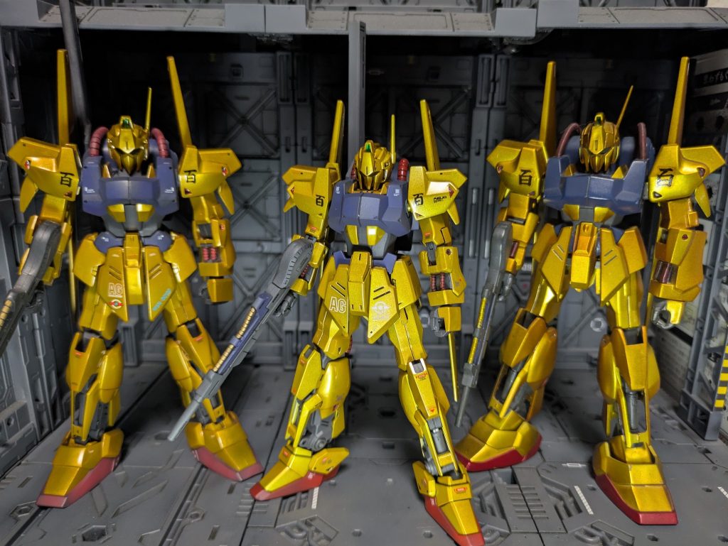 左からHGUC、リヴァイブ、旧キットになります。HGUCはよりオレンジが強いゴールド、リヴァイブはシルバーにゴールドでグラデーション後にクリアイエロー、クリアゴールド、その後にクリアで仕上げています。旧キットはシルバーでグラデーション後にクリアイエローだったと思います。