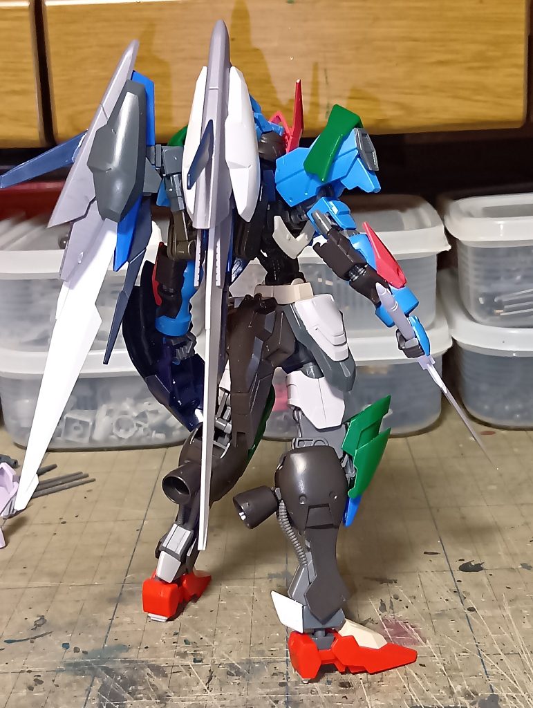 ガンダム・ヴィダールをベースにウィングガンダムフェニーチェやAGE-2、アルスアースリー、30MSなどのパーツを使っております。