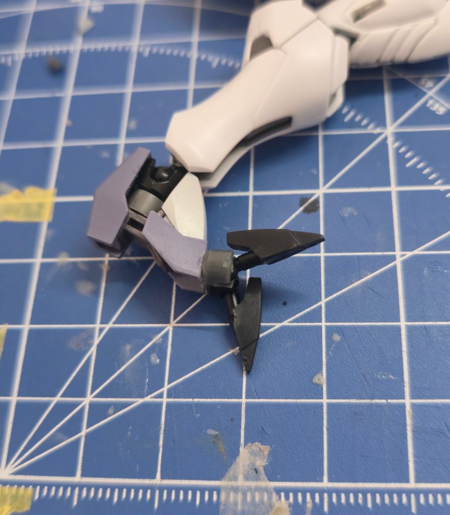 恐竜のような脚を意識して、けもプラなどを参考に脚を作成しました(むしろこの脚を作りたくて制作開始しました笑)爪も可動できるようにボールジョイントにしました