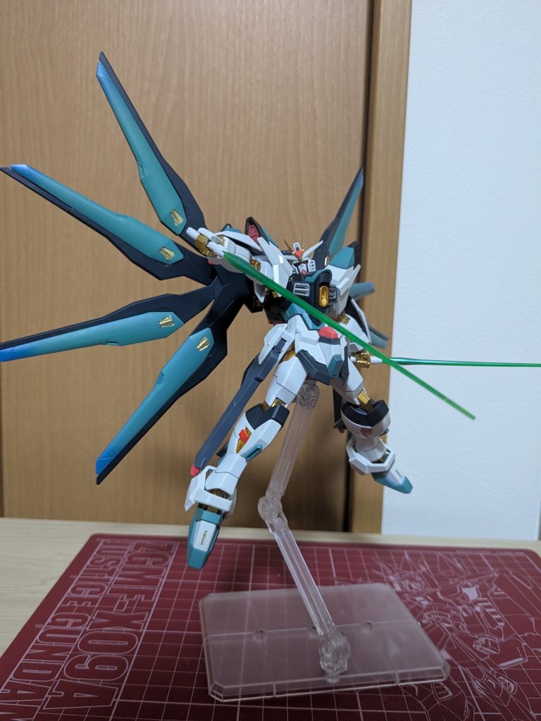 プレバンでのってた写真を見てポーズをつけました。ビームサーベルはもちろん！ネギグリーンで！