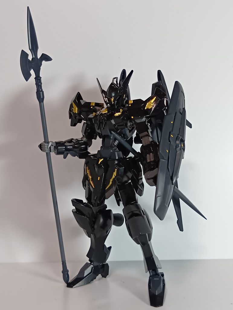 ハルバードと大盾を装備。