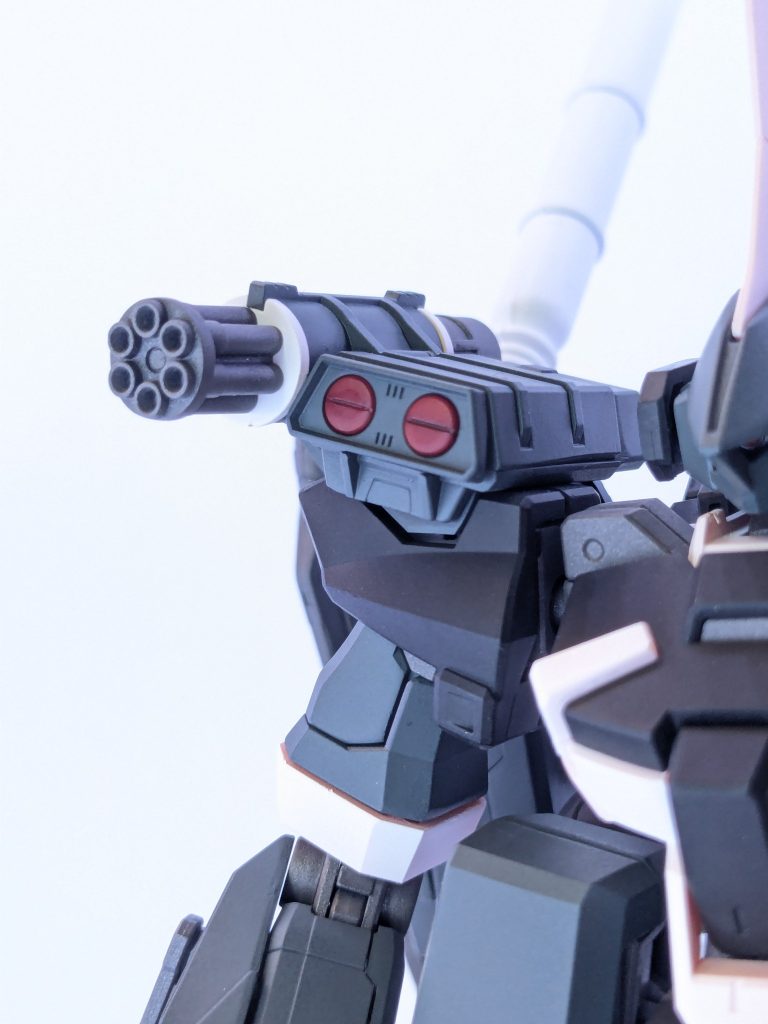 シールドはガンヴォルヴァ、肩はランチャーストライク、ライフルはハイニューのものをカスタムし、メガランチャーはmgバルバトスの砲身とルブリスウルから拝借。