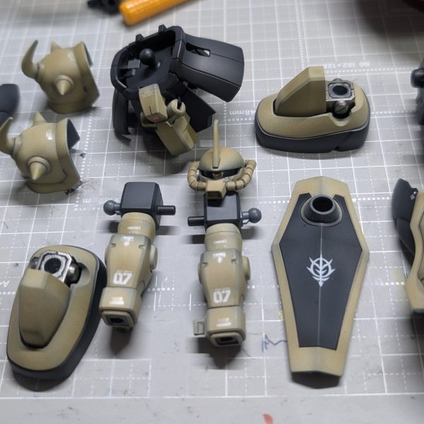ホライゾンのシャア搭乗機っぽくするつもりが、子供が泥遊びして乾燥したような色になってしまった⋯スプーンテスト面倒がったらだめですねオリーブドラブのせたら多少マシになった⋯気がする（3枚目）