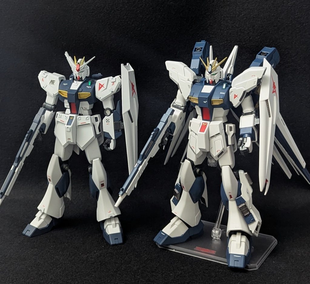 昔作ったEGνガンダム（オリカラ）と並べて青の部分は同じガイアノーツの青15号で塗装しました、好きな色です👍️あと足のつま先の凹んでる部分がオレンジなのがあんまり好きじゃないのでどっちも一色にしてますねしかし比較するとキットとしてはEGのほうがカッコいいですね😅あれホントに安いのに出来が素晴らしい