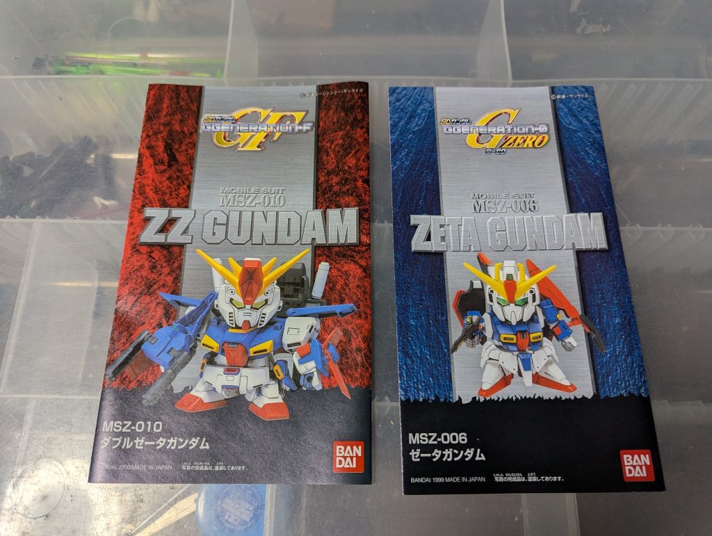 ベースキットはこれです（説明書がやけにカッコいい😂）ZZのSDのキットは2000年発売のこれから新規では出ていない事が発覚！ゼータはクロスシルエット出てるんですがねー、相変わらずの不遇さのZZ😅なのでベースはこれと、ゼータも合わせないとおかしくなるので同シリーズのもので２体を同時に作りました👍️ちなみに今となっては入手困難なものなので定価の3倍くらいで中古で買いました（と言っても元の定価が500円とかなので安いです）できれば他のSDWHくらいの等身のキットがあればよかったんですが……でもこれはこれで昔ながらのSDっぽくていいかもね👍️（切り替えが早い）
