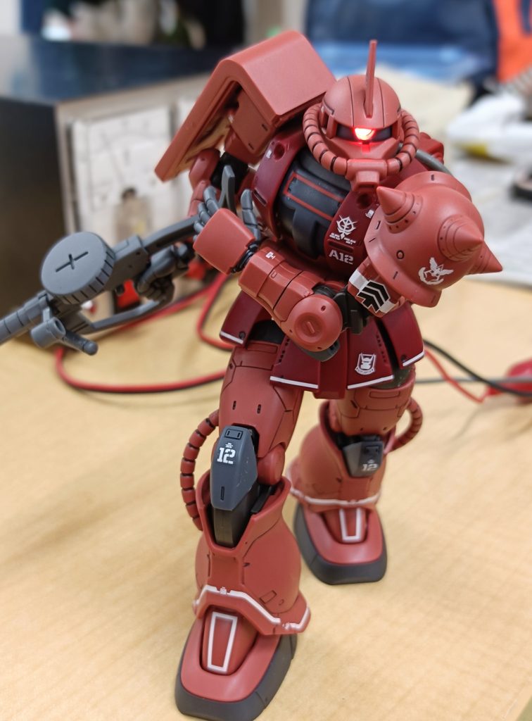 作品名：<p>知り合いの電子工作好きｼﾞｪﾝﾄｩﾒﾝにモノアイ光らせて貰いました。(gandam-hand1) 実は電飾した作品を生で見るの初めてで、でら興奮しました。(iori_sei)</p>
