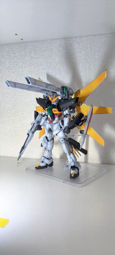 腕の放熱板を展開するとシールドが邪魔になるのでシールドアームを伸ばして横に避けてます。ちょっとマヌケですがパッケージでもよく見るとそうしてます。劇中だとどうしてたっけ？と思い探してみるとシールドが消えてる！
