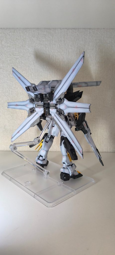 リフレクターはグラデーションもあるし白一色でもいいかと思いましたが、一部スモークグレーで塗り分けました。