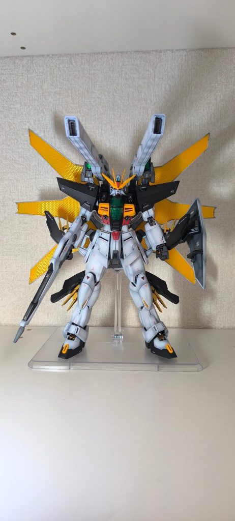 ダブルエックスはマッシブなイメージですが、キットは当時の流行りで手足が細いため手足を太く、リフレクターを中央に寄せる改造をしました。リフレクターは片側30mm中央に寄せてもまだこれだけ広がります。