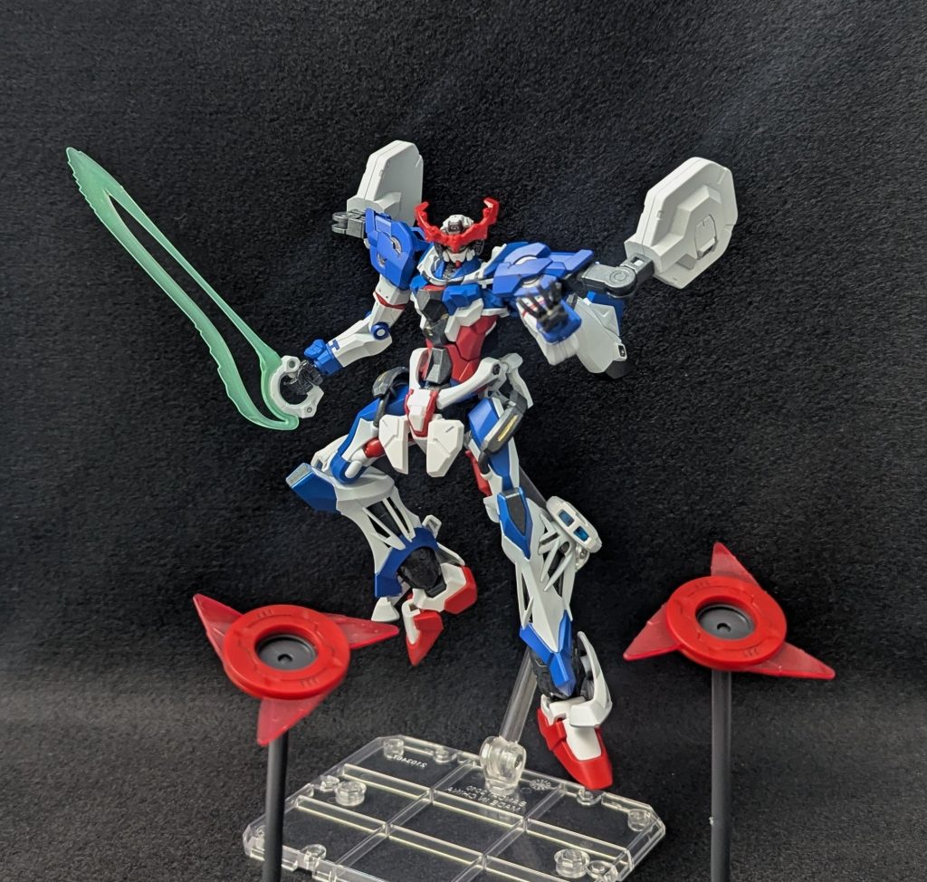 サイコミュ搭載機ということで肩のコンテナにはスラッシュファンネルというものが入っている設定です脳波コントロールするF91のバグみたいな感じです凶悪です