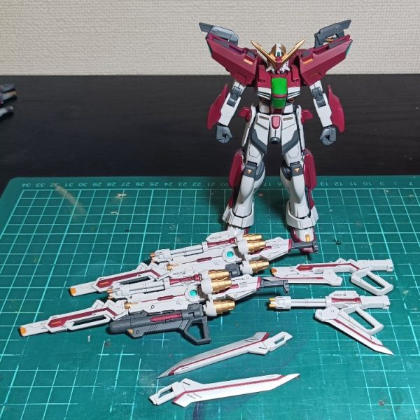やっとこさトップコートまで完了！一応明日までほっときます、実に慎重…(gundam-kao5)