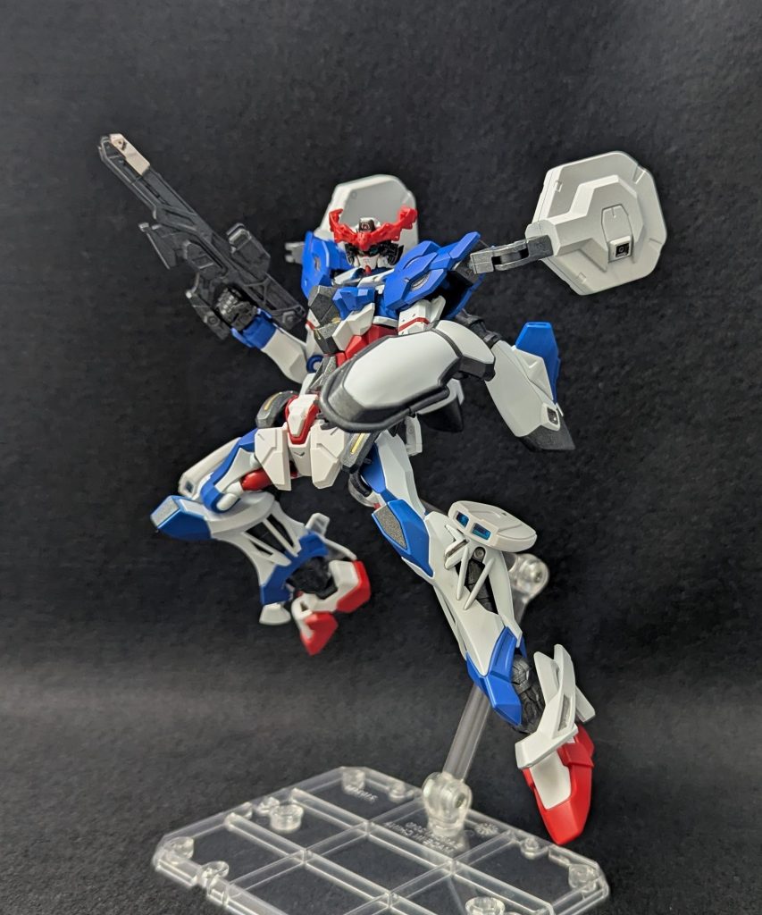 主な変更点は顔をガンダムフェイスに変更、肩アーマーを追加、腰周りにフロントアーマーを追加、足を従来のガンダムのようなものに変更といったところなので変更点は少ないんですがかなり印象は変わりましたね、これで自分としてはガンダムとして見れます最後に、ジークアクス本来のデザインが好きな人には不愉快な物言いだったかもしれませんあくまで個人的な評価なのでご容赦ください🙇‍♂️