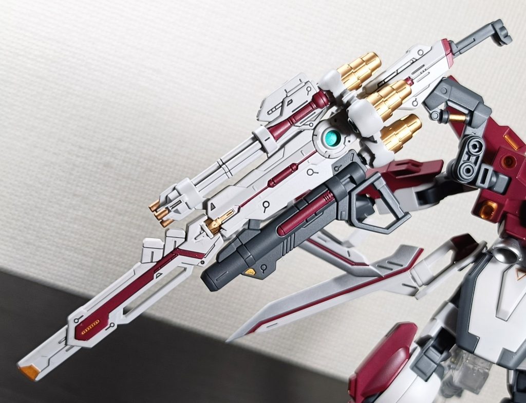グレネードランチャーは作例のZガンダム炎を参考に、所々メイン色と同じ赤で塗り分け適当に金も塗ってますね。