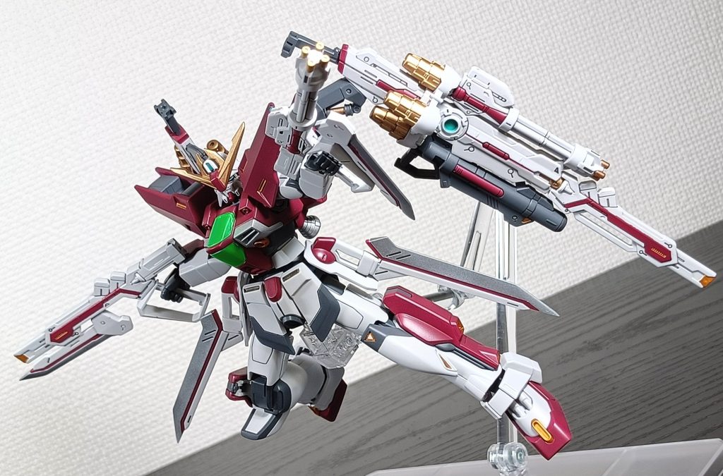 武器後ろ側にハルバード形態用パーツを付けてあるので、それっぽい見た目になるだけでなく腕にそこそこ引っ掛かってポージングが楽ですわな。