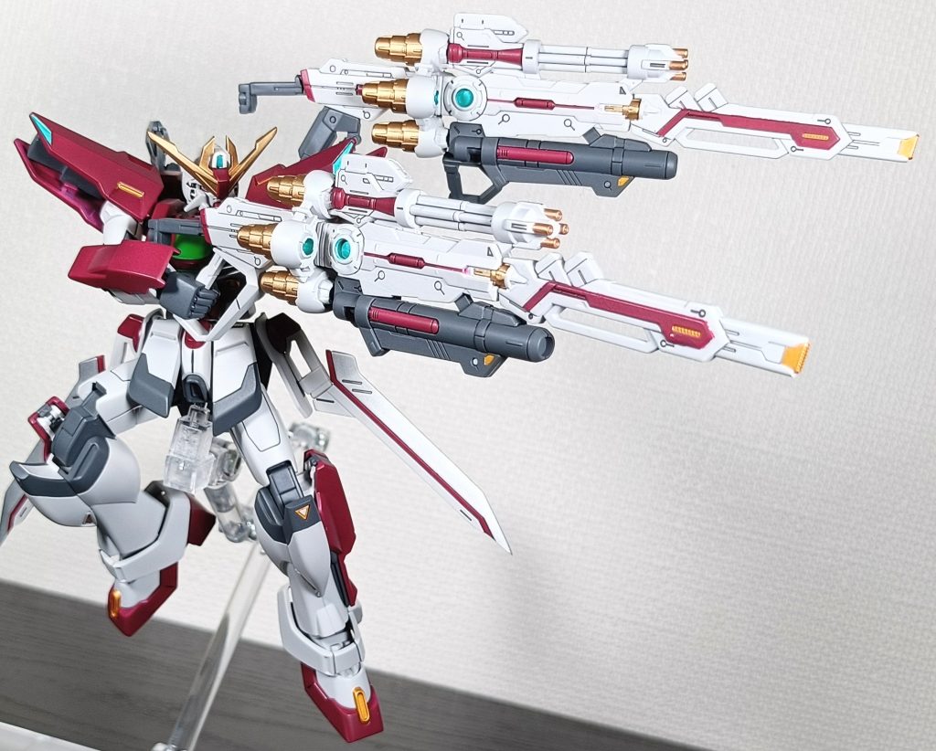 手持ち武器のグリップを使って手持ちにすることも出来ます。ランチャーのグリップがあるので両手でしっかり持てるんですな。今更ですが、アンテナはZガンダム炎再現用のマスクパーツを加工して付けてます。ダブルエックスのアンテナとちょっと似てる…？