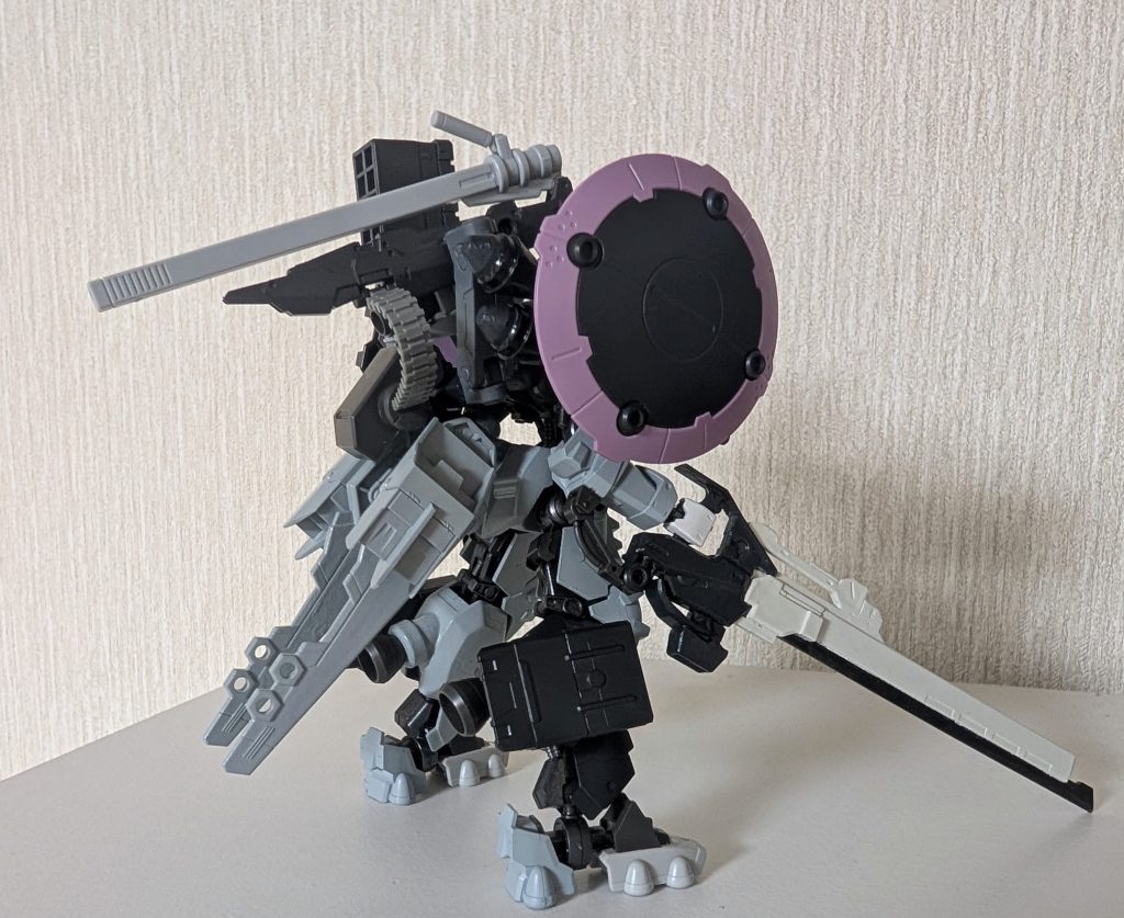 バックパックのアームユニットは右側にレールキャノン、左側に10連装ミサイルポッド、中央にレールキャノン用弾倉を装備したものに換装。