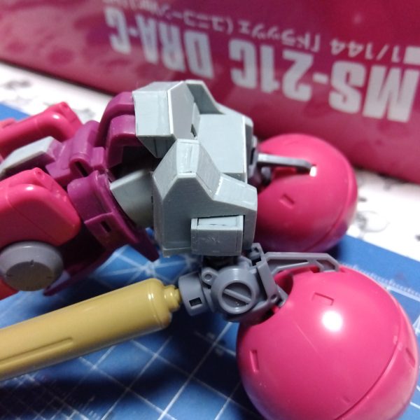 ドラッツェパーツの制作開始しました☺️長すぎるスタビライザーをカットしたり、邪魔になる股間部を作り変えたり、そのままだと使いづらかったので胴体部をあれこれスクラッチしました😁胸部パーツは画像②③のようにスライドするようにしてみましたあと、ニャンコがあくびをした瞬間の写真が撮れました😸（2枚目）