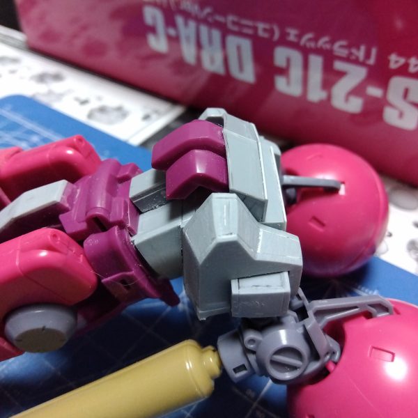 ドラッツェパーツの制作開始しました☺️長すぎるスタビライザーをカットしたり、邪魔になる股間部を作り変えたり、そのままだと使いづらかったので胴体部をあれこれスクラッチしました😁胸部パーツは画像②③のようにスライドするようにしてみましたあと、ニャンコがあくびをした瞬間の写真が撮れました😸（3枚目）