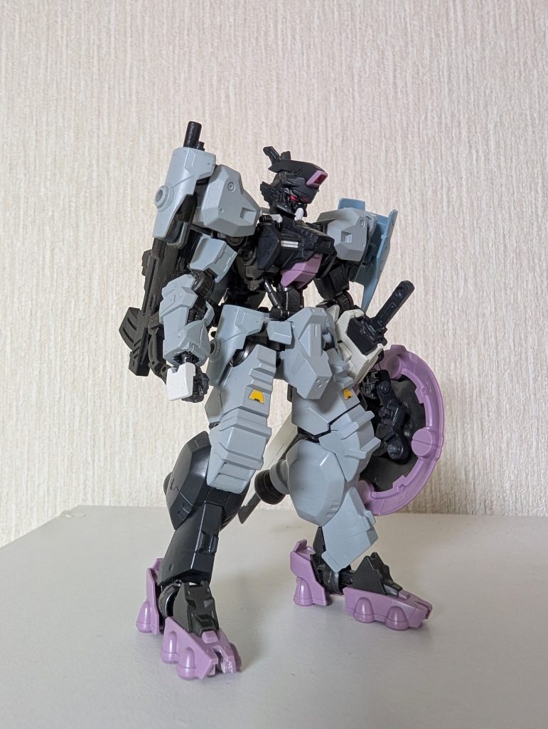 交換パーツは頭部、胸部装甲/コクピット、足部です。各パーツはウヴァルのものを使用しており、頭部パーツはアンテナ位置を変更する小改造を施しています。