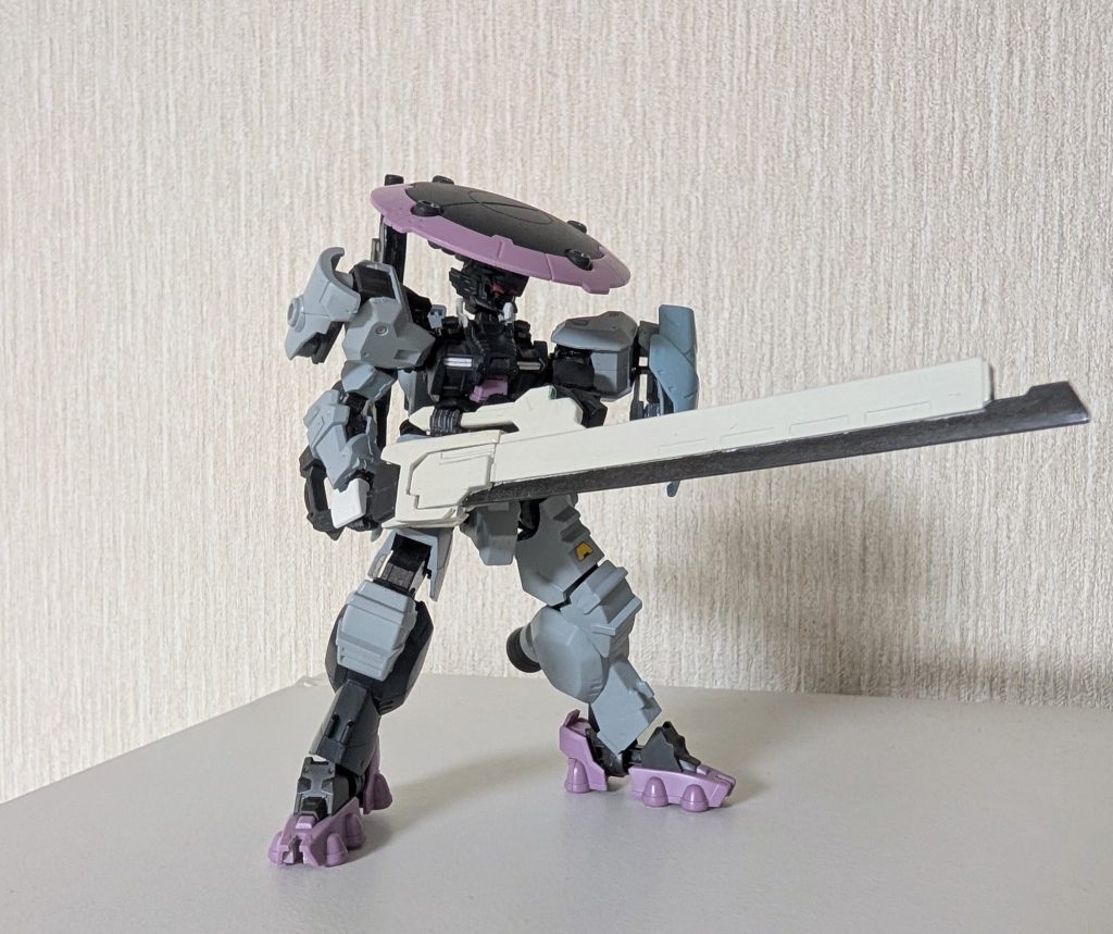 ブレードライフル形態より精度は落ちるものの、シースブレードとビームソード接続状態で射撃可能としています。