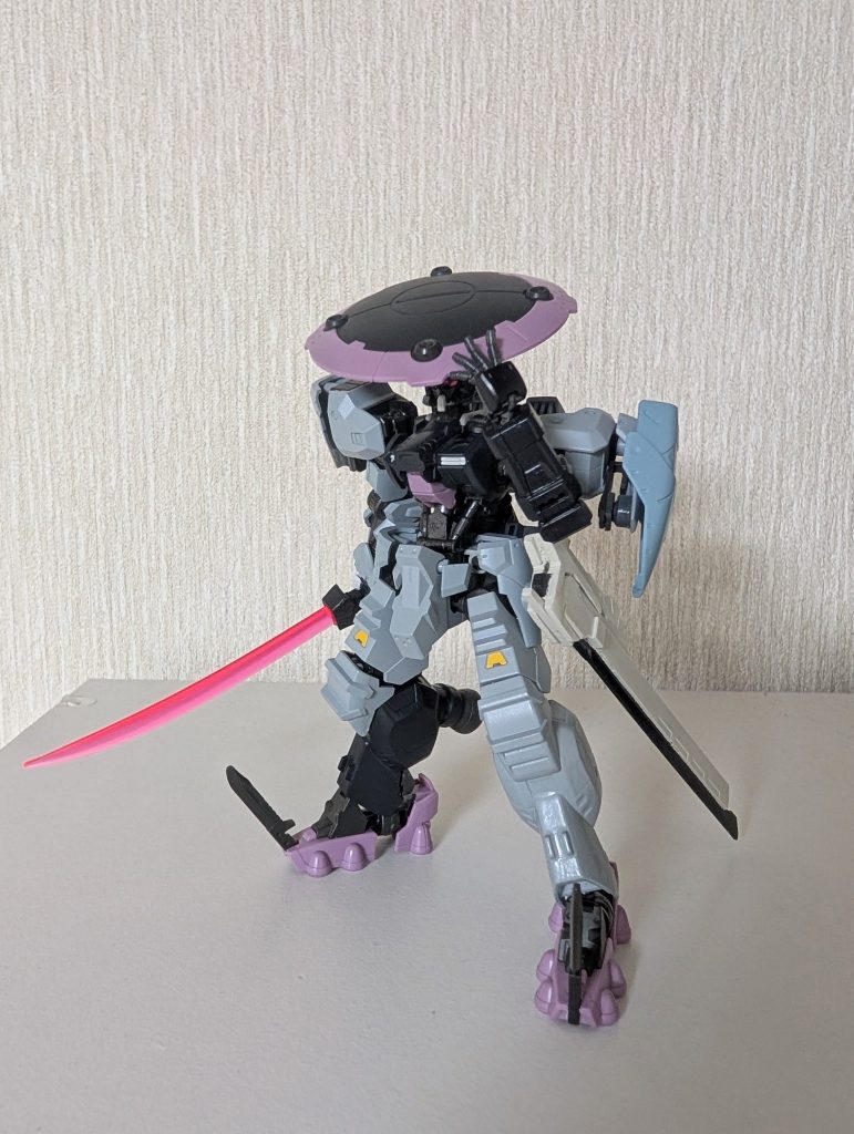 これまでの仕様の武装やパーツをいろいろと入れ替えていたら良い感じのものを思いついたので、特殊仕様ということにして作ってみました。ウヴァルの頭が余っていて使いたいなと思っていたのもありました。