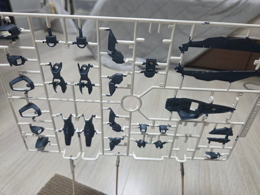 元の色が白い所は深い青とガンメタルを混ぜ合わせて塗装