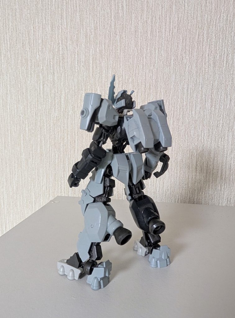 アストレトアルブス機体背面重装仕様以外全ての仕様で基本となる標準バックパックを装備します。バックパック下部には増加装備用のジョイントがあります。