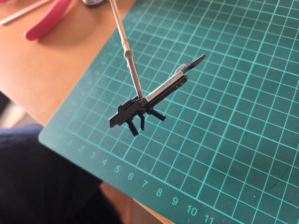 ライフルはなぜか深めの青とガンメタル、白色で配色してみました。一色だと味気ないなーと思ったので。